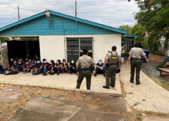 Asegura Sheriff de Laredo, Texas, a 47 inmigrantes indocumentados