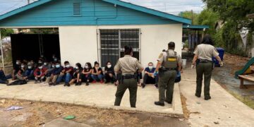 Asegura Sheriff de Laredo, Texas, a 47 inmigrantes indocumentados