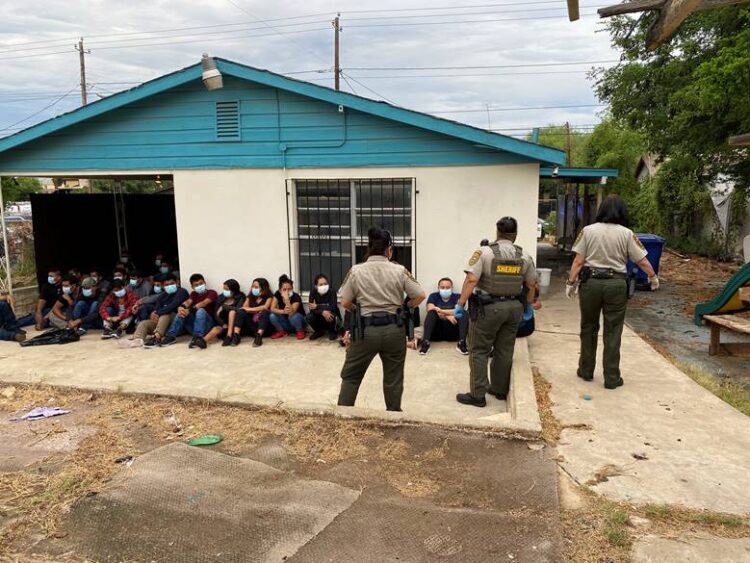 Asegura Sheriff de Laredo, Texas, a 47 inmigrantes indocumentados