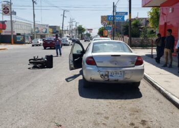Motociclista se lesiona al chocar con auto