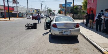 Motociclista se lesiona al chocar con auto
