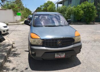 Se lesiona motociclista al chocar con camioneta
