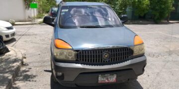 Se lesiona motociclista al chocar con camioneta