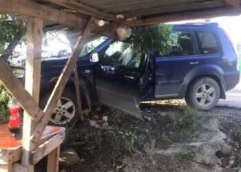 Mujeres se lesiona al chocar su camioneta con árbol
