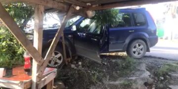 Mujeres se lesiona al chocar su camioneta con árbol