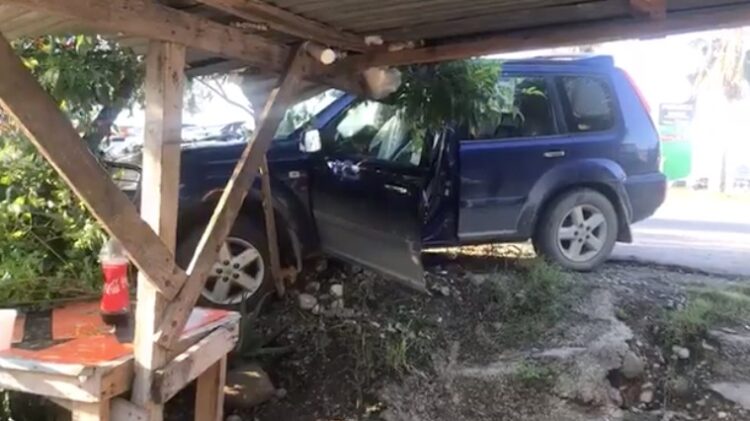 Mujeres se lesiona al chocar su camioneta con árbol