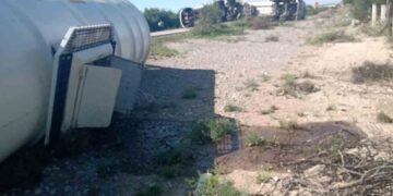 Cierran carretera Victoria-San Luis Potosí por volcadura de pipa