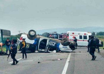 Mueren cuatro policías tras una volcadura en Guanajuato