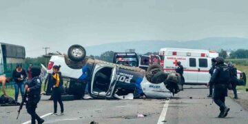 Mueren cuatro policías tras una volcadura en Guanajuato
