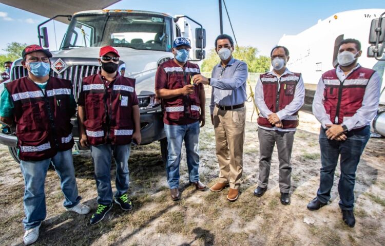  Mario López  entrega cuatro camiones  compactadores de basura a Matamoros