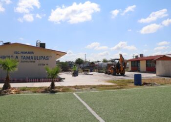 Beneficia Mario López a escuelas con construcción de 18 techumbres