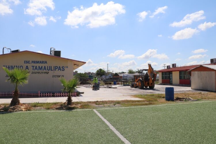 Beneficia Mario López a escuelas con construcción de 18 techumbres