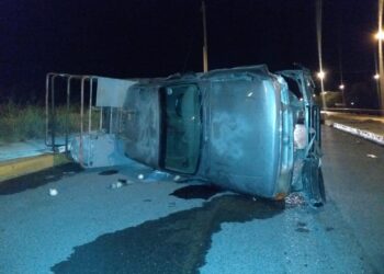 Ebrio vuelca camioneta en Libramiento Naciones Unidas
