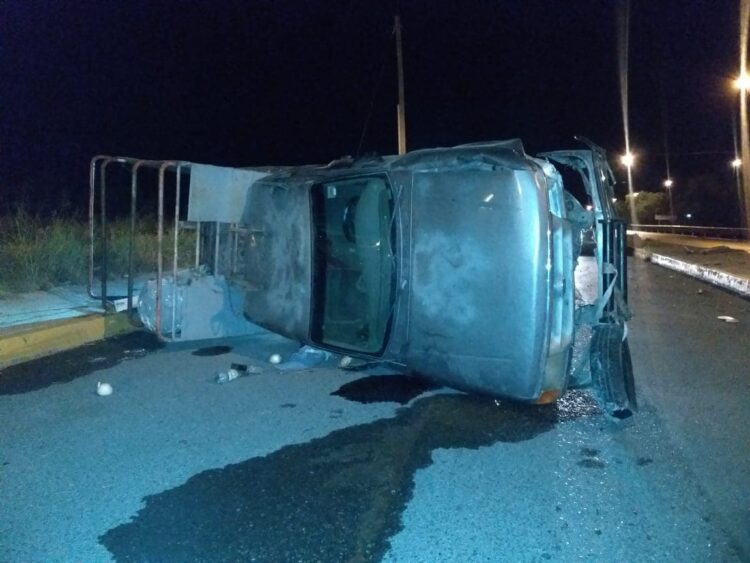 Ebrio vuelca camioneta en Libramiento Naciones Unidas
