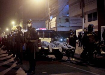 Pese a Covid se van de fiesta y mueren 13 en estampida en Perú