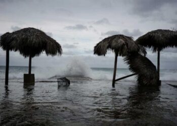 Huracán Laura sube a categoría 3 y amenaza las costas de EU