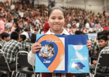 Alcalde llama a renovarse en  este ciclo escolar