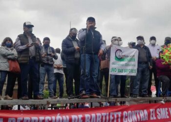 Presenta Martín Esparza de SME denuncia contra Calderón en FGR