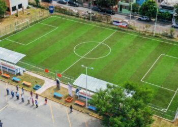 Entrega Rivas a estudiantes de la UAT Cancha de Futbol