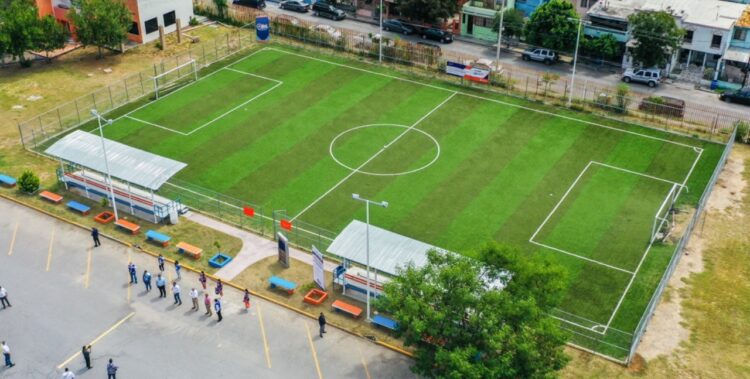 Entrega Rivas a estudiantes de la UAT Cancha de Futbol