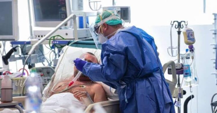 Muertes por coronavirus superan las 61 mil en México