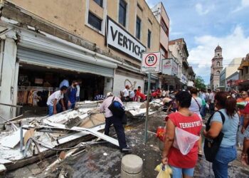 Clausuran negocios aledaños a tienda donde cayó marquesina en Tampico