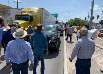 Sorgueros de Tamaulipas detienen convoy de AMLO y le entregan demandas