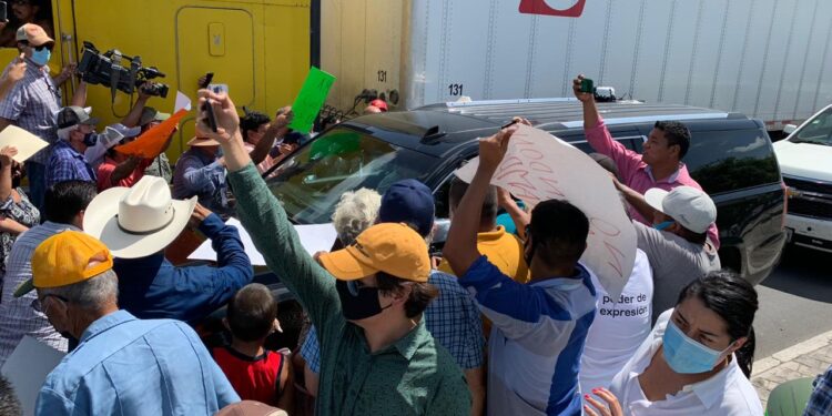 Sorgueros de Tamaulipas detienen convoy de AMLO y le entregan demandas