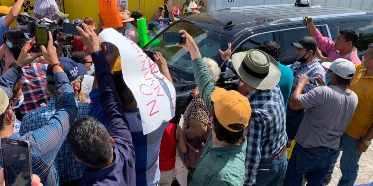 Sorgueros de Tamaulipas detienen convoy de AMLO y le entregan demandas