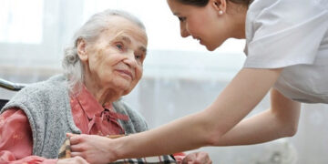 Otorgan mayores responsabilidades a familiares de personas adultas mayores