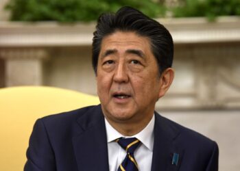 Renuncia primer ministro de Japón por problemas de salud