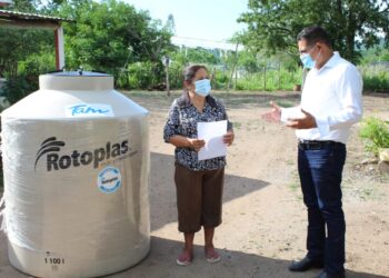 Entregan tinacos subsidiados en zona rural de Llera