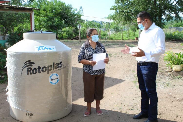 Entregan tinacos subsidiados en zona rural de Llera