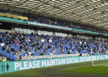 Vuelven los aficionados al estadio en Inglaterra