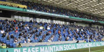 Vuelven los aficionados al estadio en Inglaterra