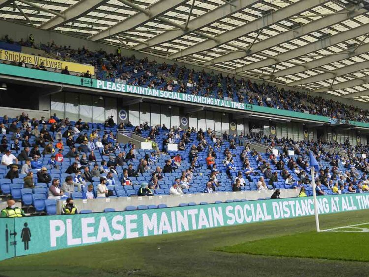 Vuelven los aficionados al estadio en Inglaterra