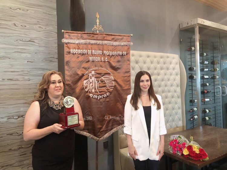 Académica de la UAT recibe presea Mujer Profesionista 2020
