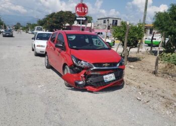 Distraído conductor causa aparatoso choque