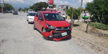 Distraído conductor causa aparatoso choque