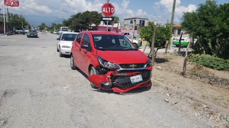 Distraído conductor causa aparatoso choque