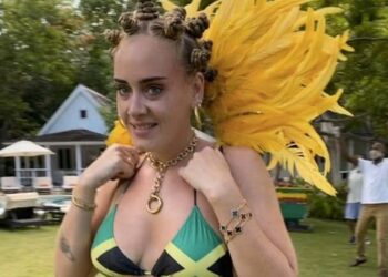 Adele presume vientre plano en redes sociales