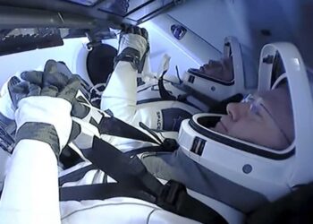 Cápsula tripulada de SpaceX aterriza con éxito