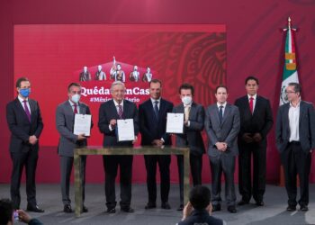 24 de agosto inician clases a distancia; AMLO firma acuerdo con televisoras para transmitir contenidos