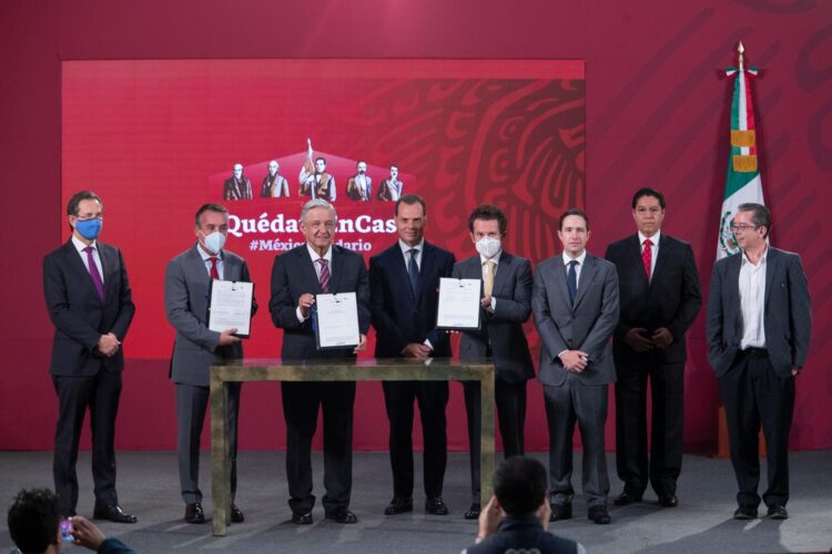 24 de agosto inician clases a distancia; AMLO firma acuerdo con televisoras para transmitir contenidos