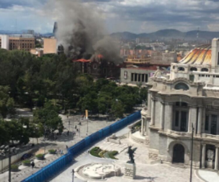 Reportan incendio en iglesia de Santa Veracruz en Centro Histórico de CDM