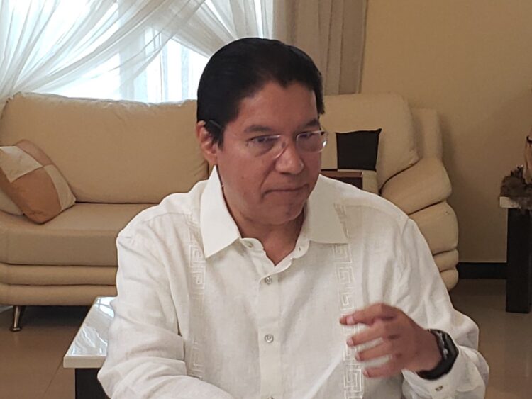 Se cuelga González Valderrama de gira presidencial 