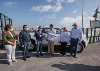 Entrega Mario López equipo para mantenimiento de Playa Bagdad en Matamoros