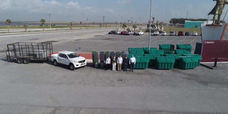Entrega Mario López equipo para mantenimiento de Playa Bagdad en Matamoros