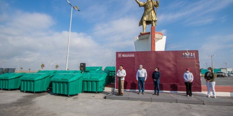 Entrega Mario López equipo para mantenimiento de Playa Bagdad en Matamoros