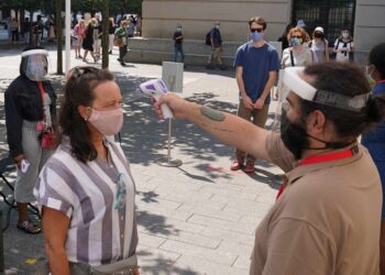 Rebasa mundo los 25 millones de casos de covid-19 al cerrar agosto